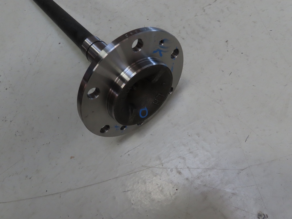 ISUZU D-Max Steckwelle