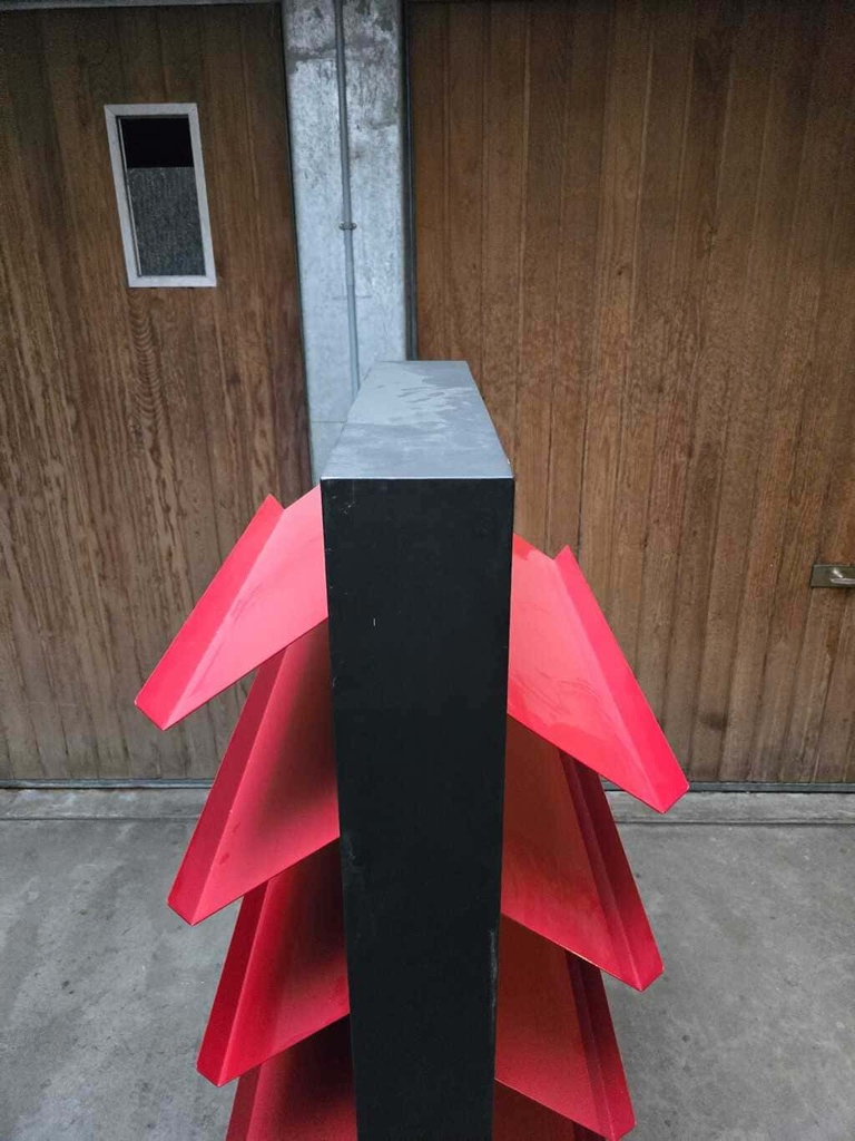 Flyerregal mit schrägen Ablageflächen