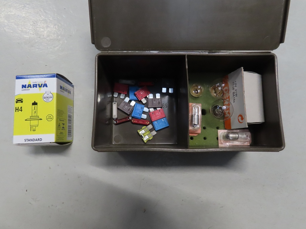 Armee-Box mit Glühbirnen und Sicherungen