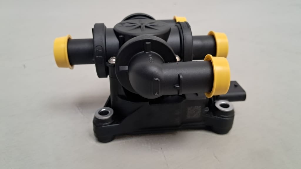 Original Magnetventil für den Kühlmittelkreislauf für Porsche Taycan (9J1963375K)-Occasion